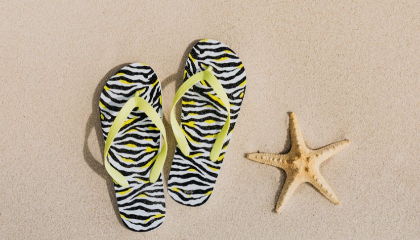 Các mẫu dép xỏ ngón là phụ kiện đi biển được yêu thích